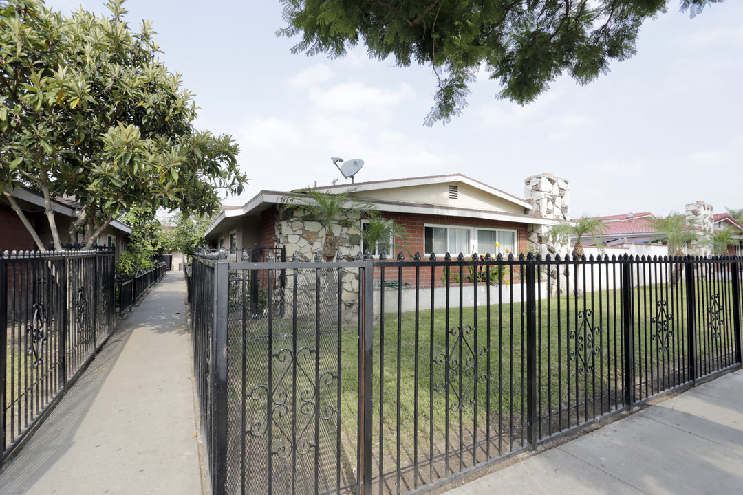 Evergreen Apartments in Santa Ana, CA - Building Photo