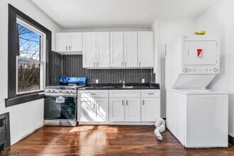 12 Bender Pl in Cliffside Park, NJ - Building Photo - Building Photo
