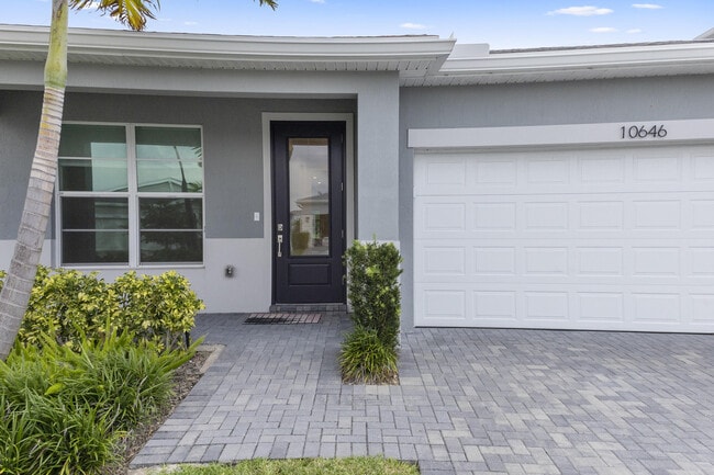10646 Hensley St in Port St. Lucie, FL - Foto de edificio - Building Photo