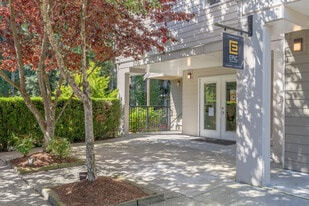 West Mall Place Apartment Homes in Everett, WA - Building Photo