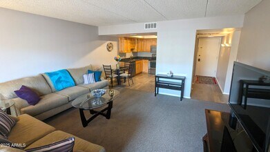 7910 E Camelback Rd in Scottsdale, AZ - Building Photo - Building Photo