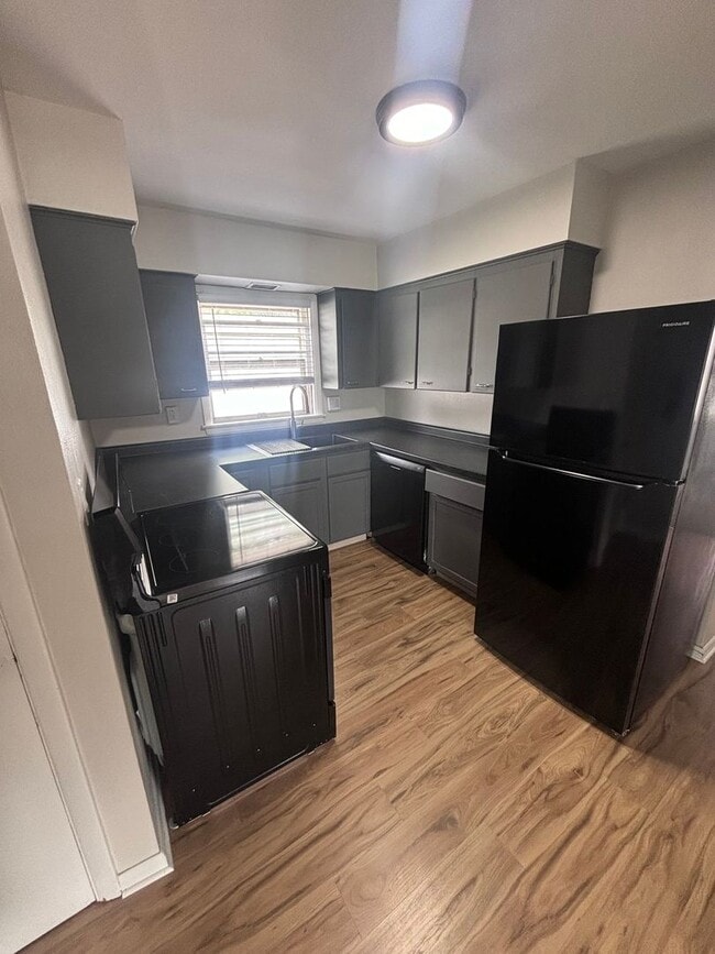 property at 1380-1380.5-13805 O Ave NE