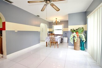 240 NW 36th St in Oakland Park, FL - Foto de edificio - Building Photo