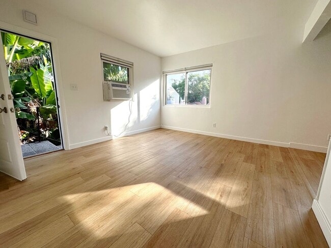 2139 Clinton St in Los Angeles, CA - Building Photo - Building Photo