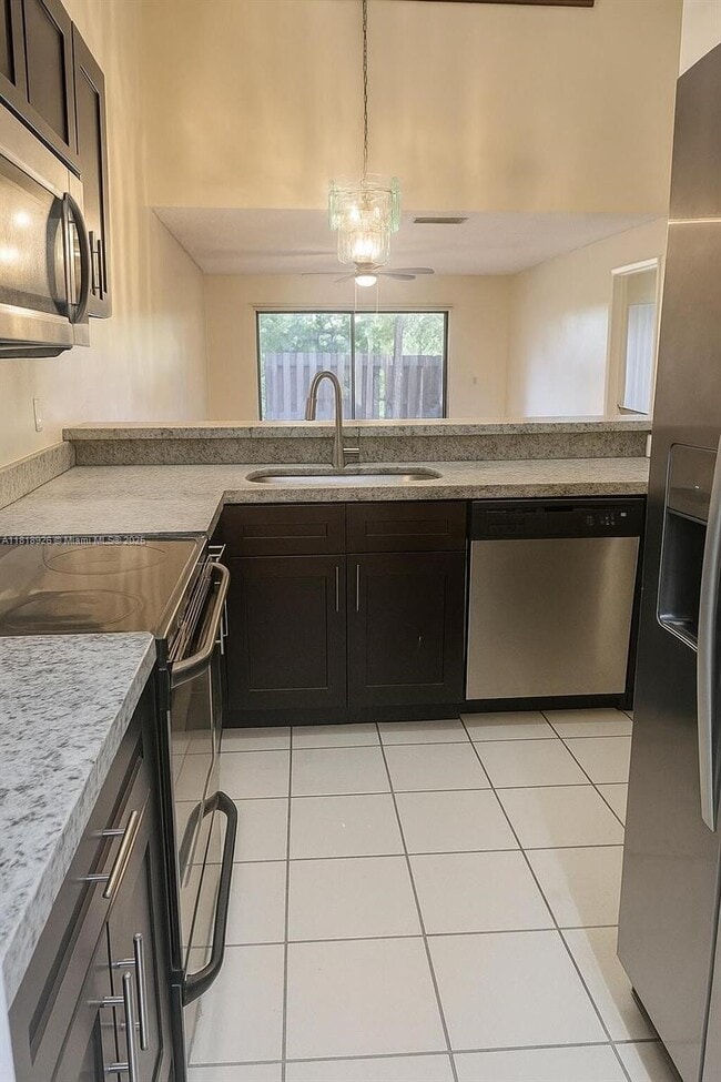 6822 SW 39th St in Miramar, FL - Building Photo - Building Photo