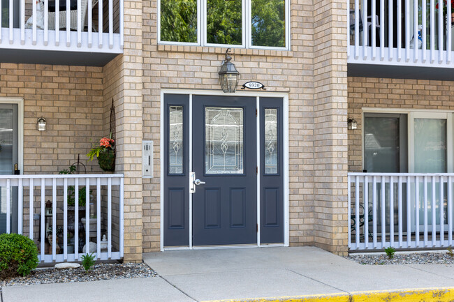 Spring Creek Condominiums in Highland, IN - Foto de edificio - Building Photo