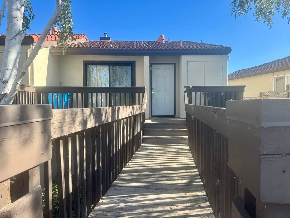 1 Vía Padre in San Juan Bautista, CA - Building Photo