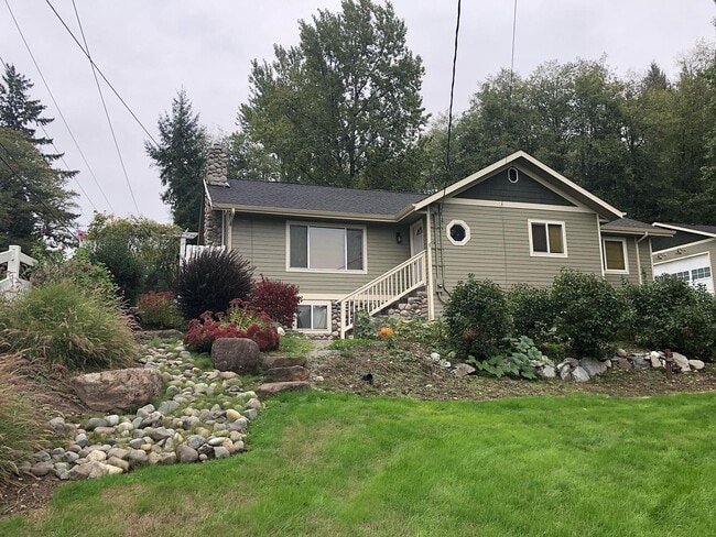 2550 SE Mullenix Rd in Port Orchard, WA - Building Photo - Building Photo