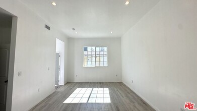 16023 Wyandotte St in Los Angeles, CA - Building Photo - Building Photo