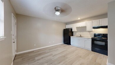500 Foch St, Unit 3 in Bryan, TX - Building Photo - Building Photo
