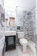 East 5th Street, Unit 1B in New York, NY - Foto de edificio - Building Photo