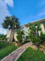 925 Palm View Dr in Naples, FL - Building Photo