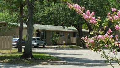 Crystal Court Apartments in Lakeland, FL - Foto de edificio - Building Photo