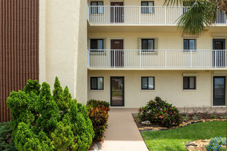 Ocean Pines in Cocoa Beach, FL - Building Photo - Building Photo