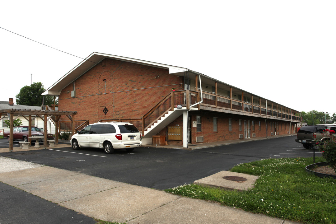 Beverly Manor Apartments in Jeffersonville, IN - Building Photo