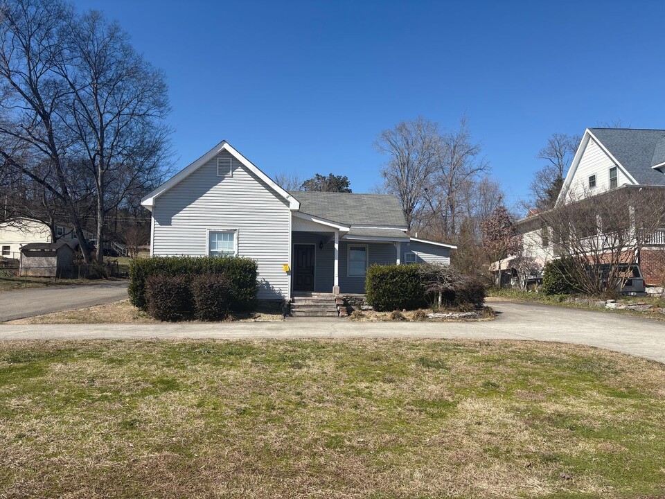 11031 Lake Ridge Dr in Knoxville, TN - Building Photo