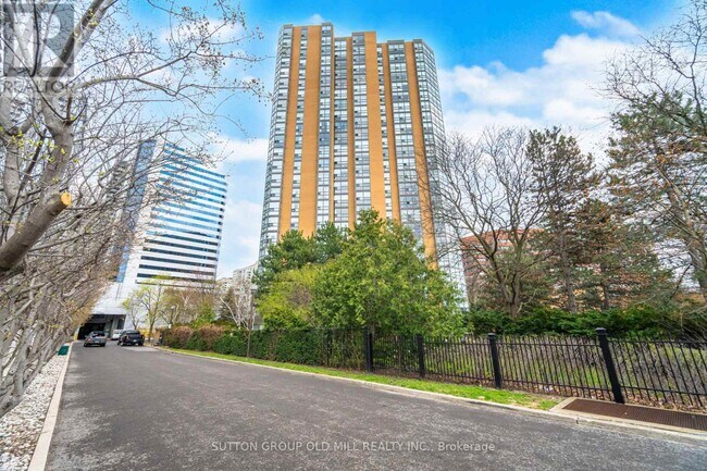 131 Beecroft Rd in Toronto, ON - Building Photo - Building Photo