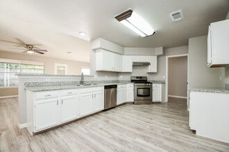 11659 Evesborough Dr in Houston, TX - Building Photo - Building Photo