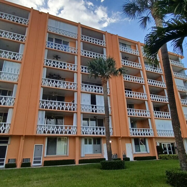 15 S Golfview Rd in Lake Worth Beach, FL - Building Photo