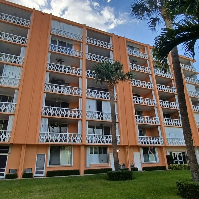 property at 15 S Golfview Rd
