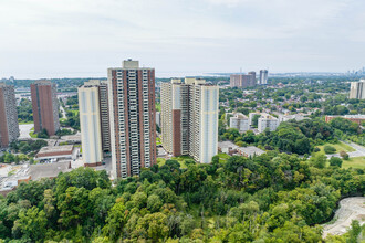 3 Massey Sq in Toronto, ON - Building Photo - Building Photo