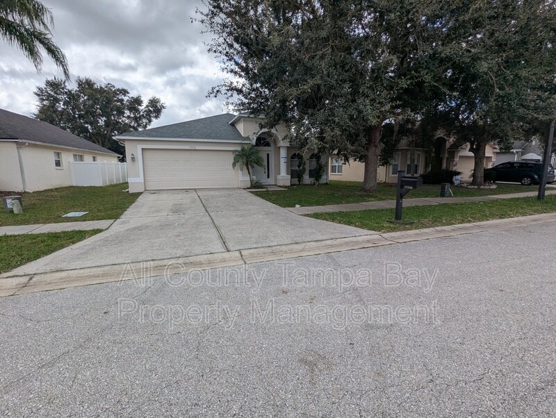 17336 Whisper Way in Land O Lakes, FL - Building Photo