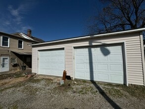 833 Estella Ave in Pittsburgh, PA - Building Photo - Building Photo