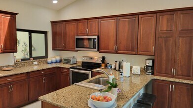 2339 Harbour Oaks Dr in Longboat Key, FL - Building Photo - Building Photo