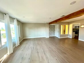 6824 Hyde Park Dr, Unit E in San Diego, CA - Foto de edificio - Building Photo