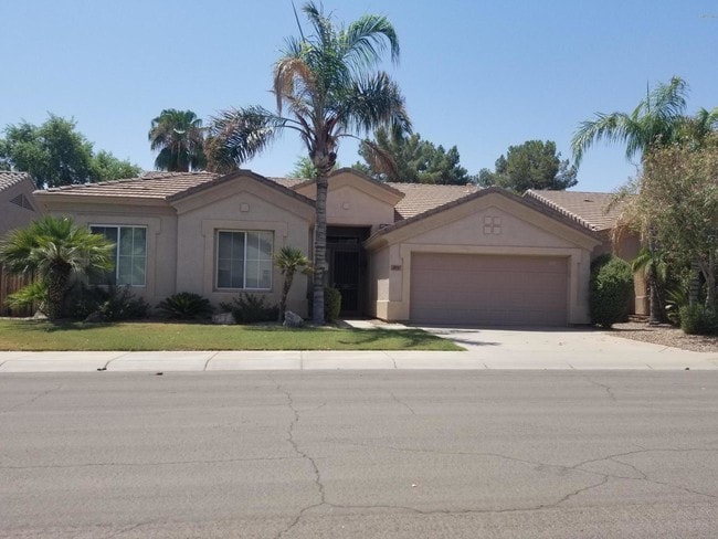 property at 875 W Aloe Pl