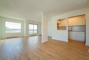 430 Stewart Ave in Nanaimo, BC - Building Photo