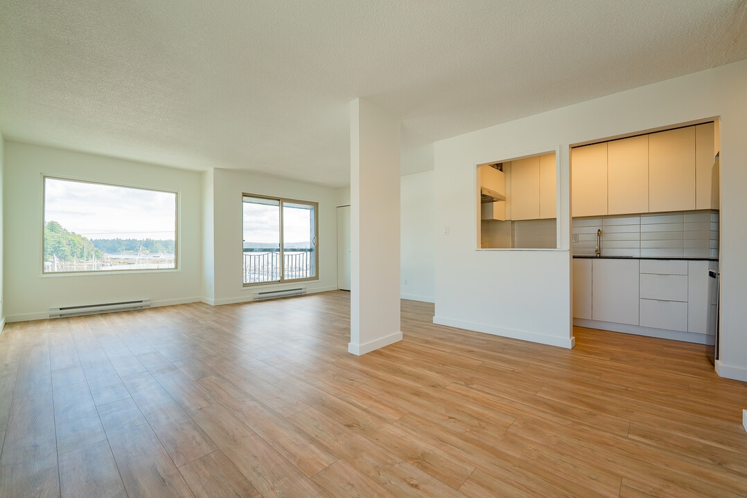 430 Stewart Ave in Nanaimo, BC - Building Photo