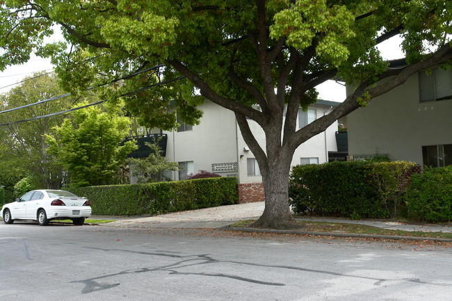 535 Lincoln Ave in Redwood City, CA - Foto de edificio - Building Photo