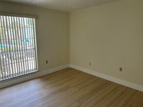 10744 N Kendall Dr in Miami, FL - Foto de edificio - Building Photo