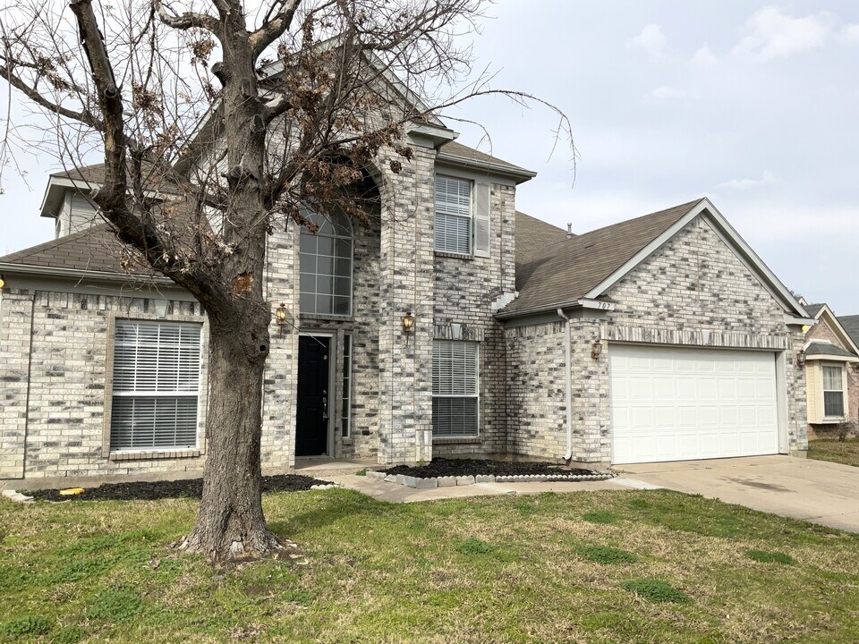 707 Claridge Dr in Arlington, TX - Building Photo