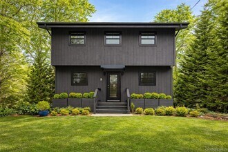 9 Helens Ln in Southampton, NY - Building Photo - Building Photo