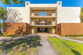 8045 SW 107th Ave in Miami, FL - Foto de edificio - Building Photo