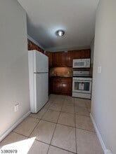 90 Hobson St, Unit 92 in Bloomfield, NJ - Building Photo - Building Photo