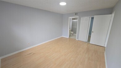9055 Wiles Rd, Unit 5-106 in Coral Springs, FL - Building Photo - Building Photo
