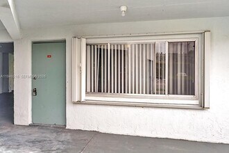 2200 Springdale Blvd in Palm Springs, FL - Foto de edificio - Building Photo