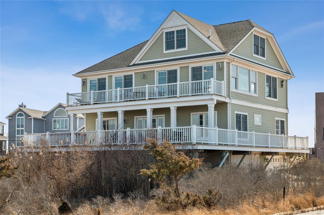 902 Dune Rd in Westhampton Beach, NY - Building Photo