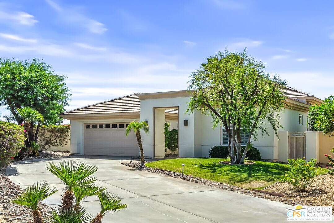 46 Vía Bella in Rancho Mirage, CA - Building Photo