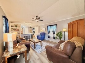 675 Hawthorne Dr in Bracey, VA - Building Photo