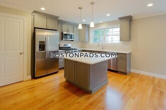 63 Bacon St-Unit -2 in Waltham, MA - Building Photo - Building Photo