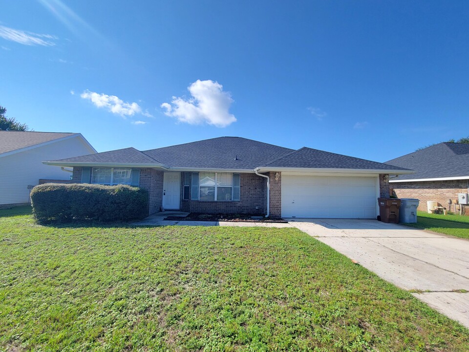 6941 Elliots Gin Ln in Navarre, FL - Building Photo