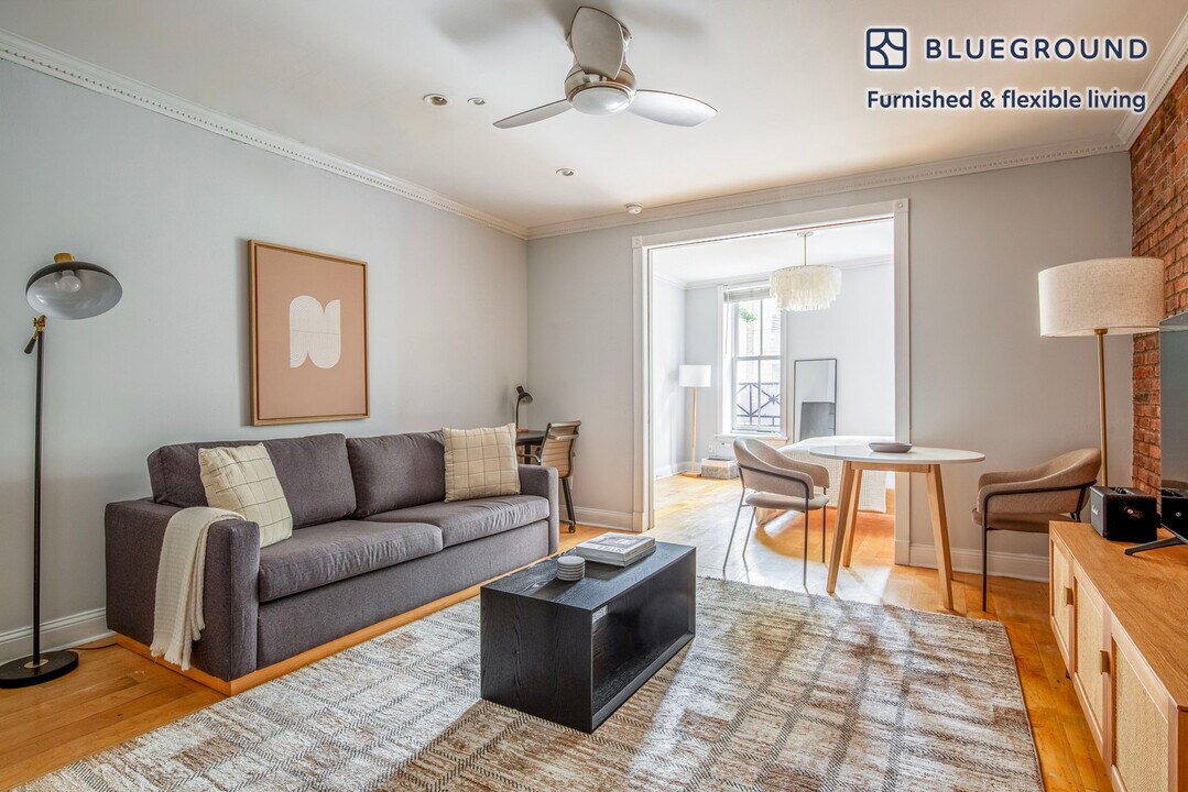 120 Christopher St in New York, NY - Building Photo