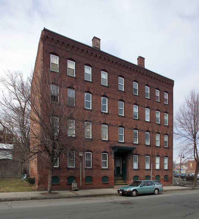 397 Maple St in Holyoke, MA - Building Photo - Building Photo