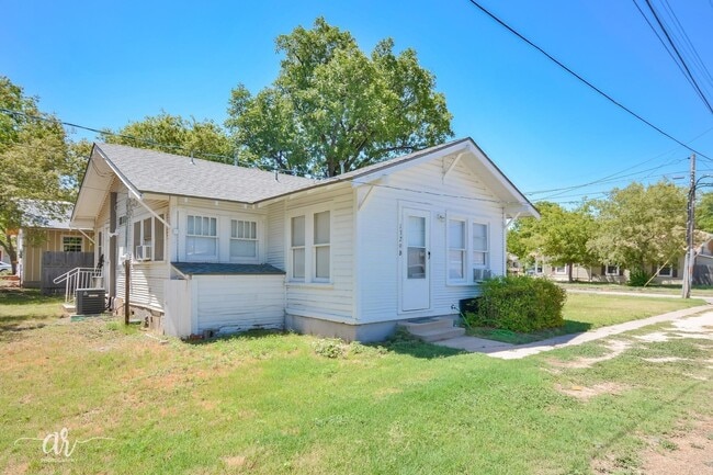 1329 S 11th St, Unit B in Abilene, TX - Foto de edificio - Building Photo