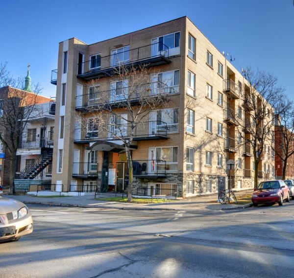 2202 Rosemont Boul in Montréal, QC - Building Photo