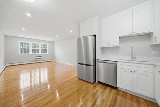 11 Schubert St, Unit 8 in Boston, MA - Foto de edificio - Building Photo